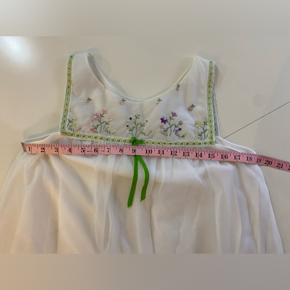 Elegant White Floral Embroidered Robe - Picture 6 of 12